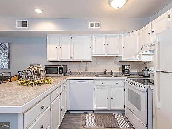 4th image of 12300 Jamaica Ave Unit 105