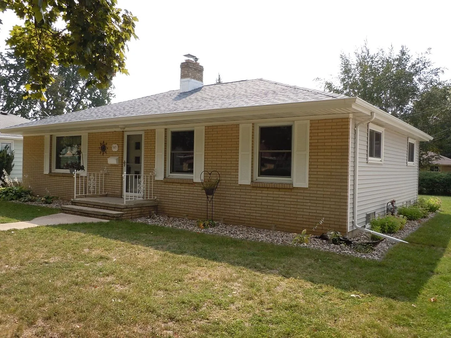 3 bed-1.5 bath 1232 SF Ranch Single Family Home (Appleton) — Photo 2