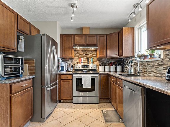 5th image of 9334 James St