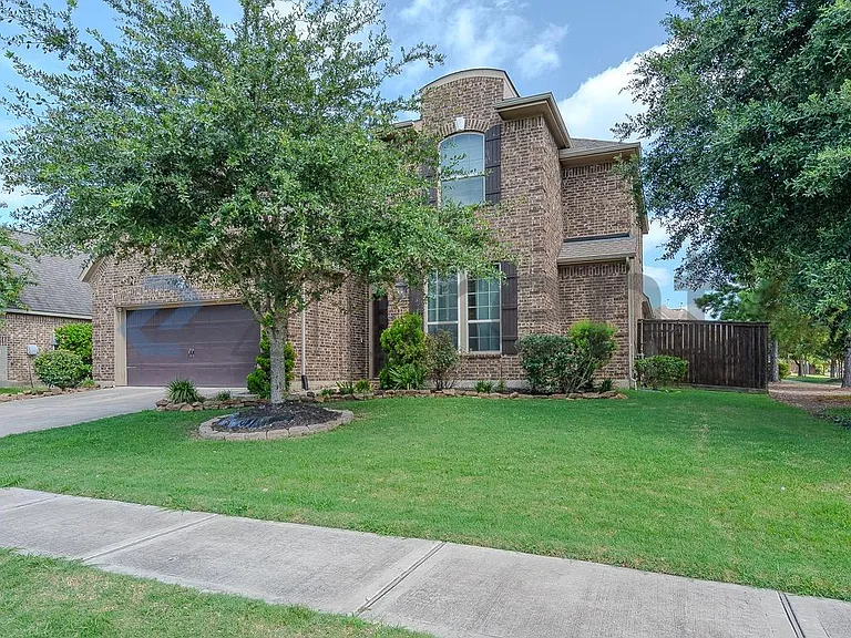 3543 Whitman Dr — Photo 2