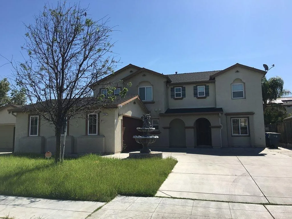 2347 S Waldby Ave photo 1