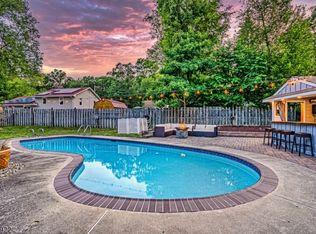 9 Pequot Trl, Oak Ridge, NJ 07438