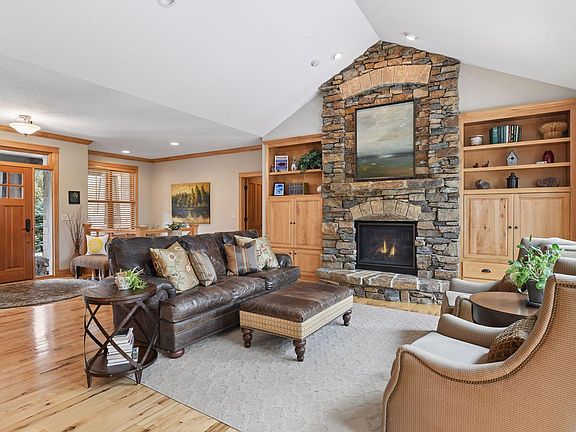 3rd image of 2121 Crestview Dr