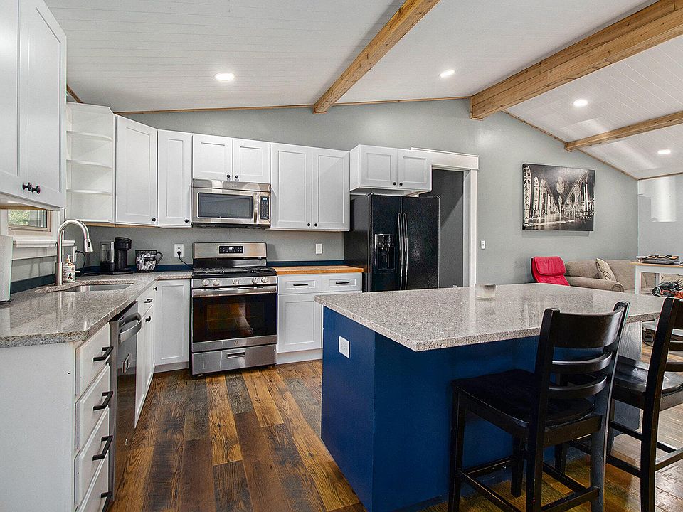 bikadeko❤︎‬ Gabe Wasylko | I photographed the cutest autumn neighborhood