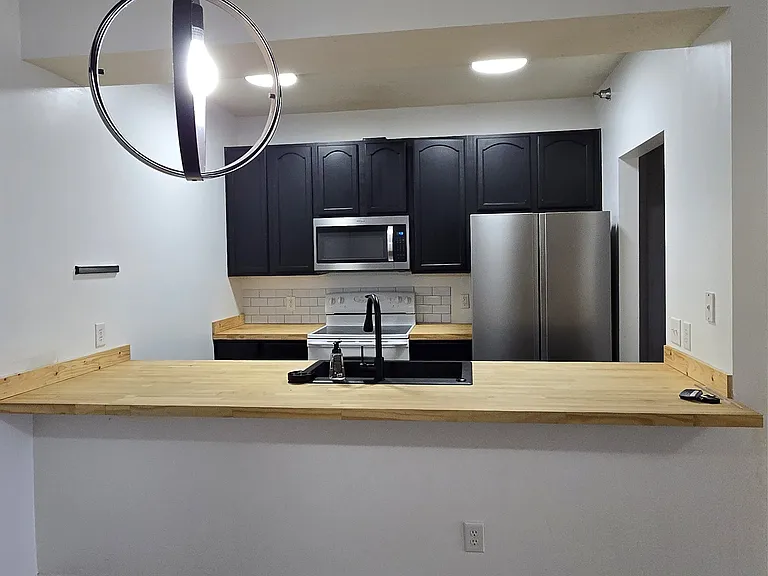 Breakfast Bar & Dinning Area
