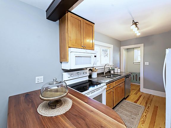 2nd image of 909 Lewis Ave