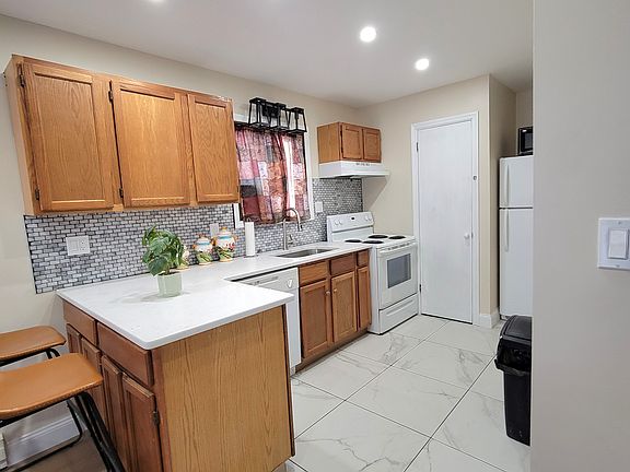 3rd image of 353 Saunders Dr