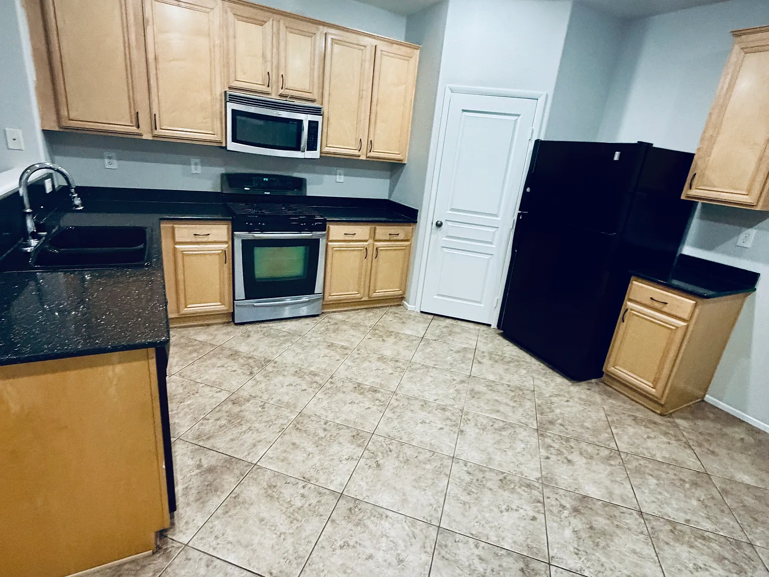 3 bed, 2.5 bath, 1886 sqft, $1,950 — Photo 3