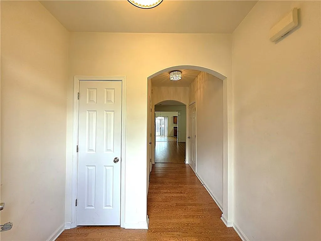 3 bed, 2.5 bath, 1696 sqft, $2,100 — Photo 2