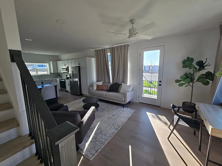 1015 W Trinity Ln #1 — Photo 9