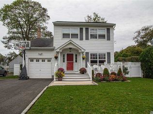 28 Seafield Ln, Bay Shore, NY 11706