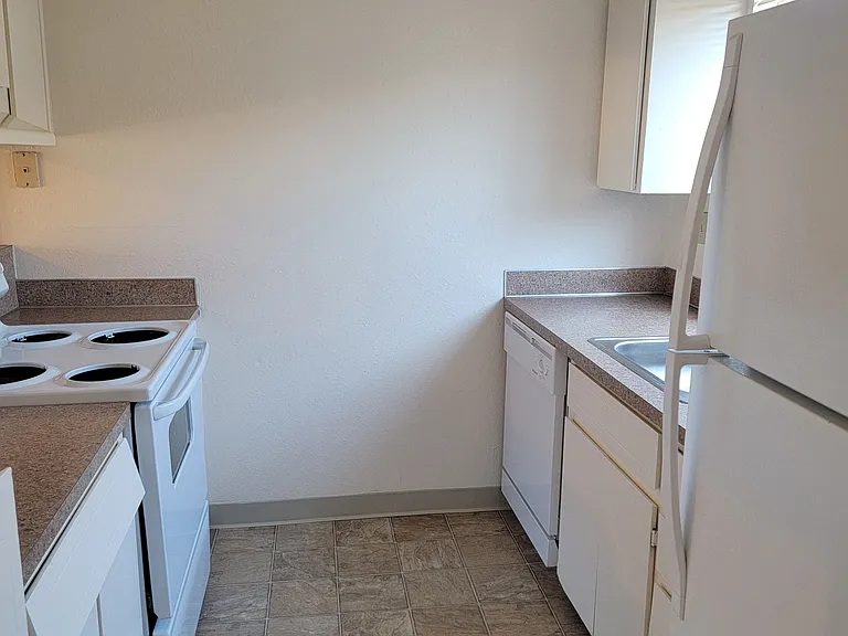 Pine Crest Apartments — Photo 9