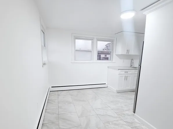 308 40th St, Lindenhurst, NY 11757