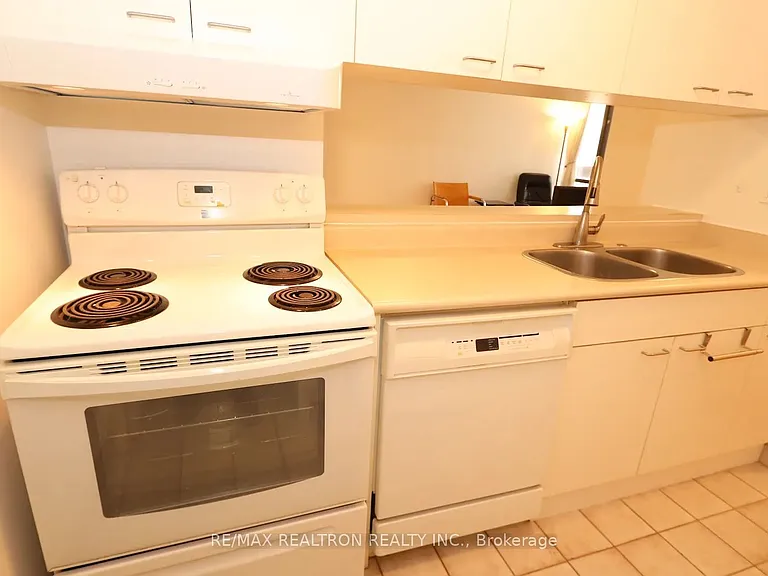 89 McCaul St #919 — Photo 22