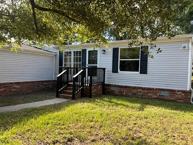 3 bed, 2.0 bath, 1344 sqft, $1,600 — Photo 2
