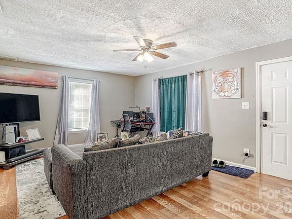 5th image of 409 W Norment Ave