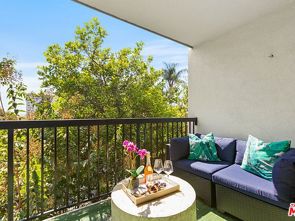 2nd image of 906 N Doheny Dr APT 316