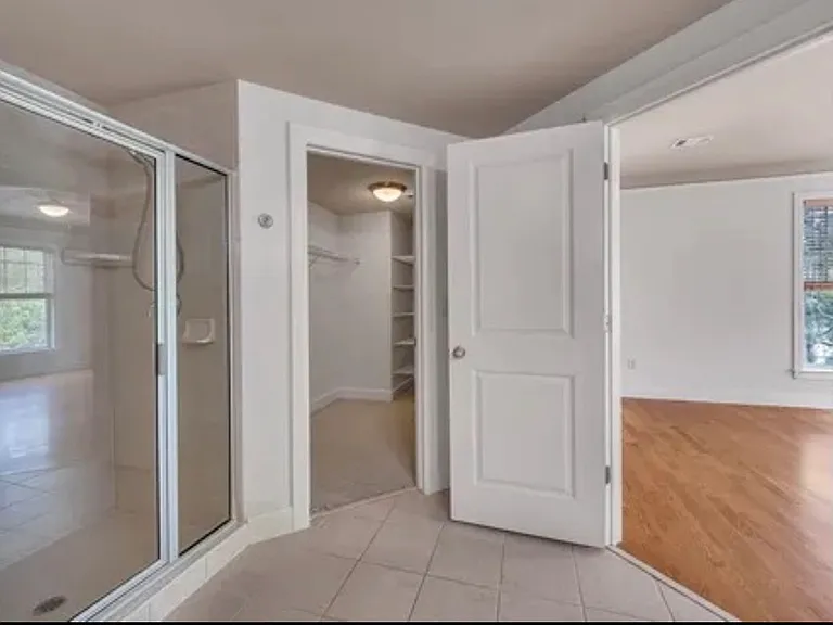 1390 Dutch Valley Pl NE — Photo 32