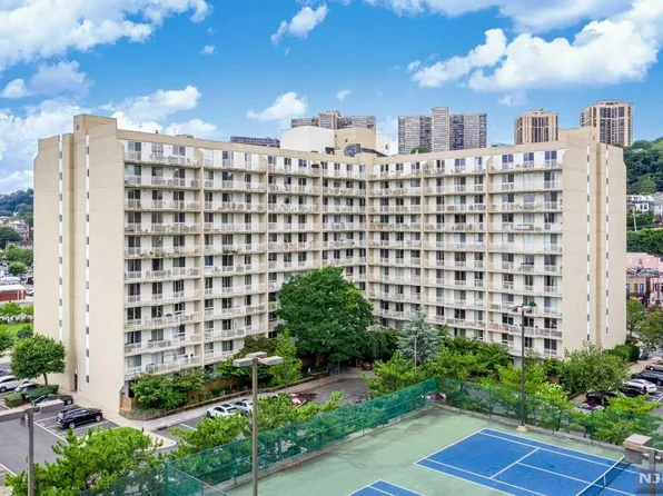 1055 River Rd APT 312, Edgewater, NJ 07020