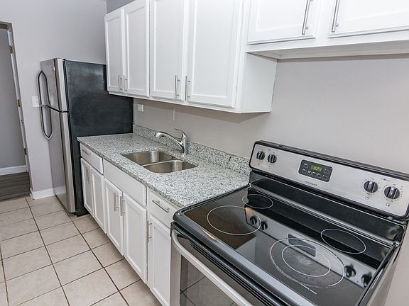 3rd image of 7147 S Jeffery Blvd #405
