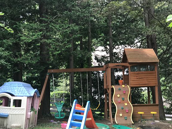 3rd image of 20 Dogwood Ln