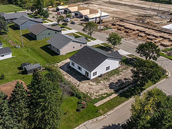 4th image of 504 Village Ln
