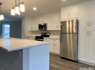 221 Eastview Dr #14, Central Islip, NY 11722