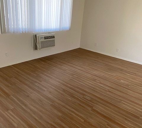 4th image of 657 Milford St #18