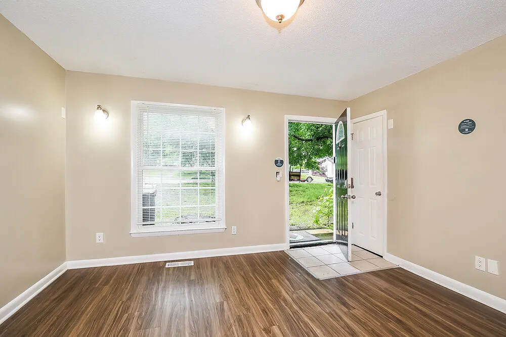 3 bed, 1.0 bath, 925 sqft, $1,530 — Photo 4