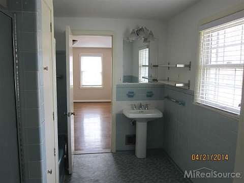 4th image of 400 Westwood Dr