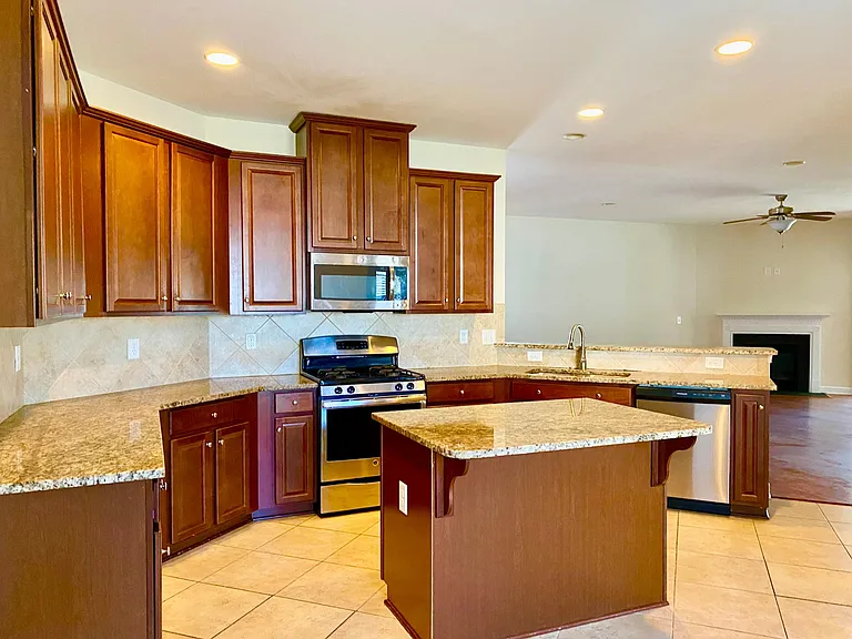 1213 Silverstone Ct — Photo 3