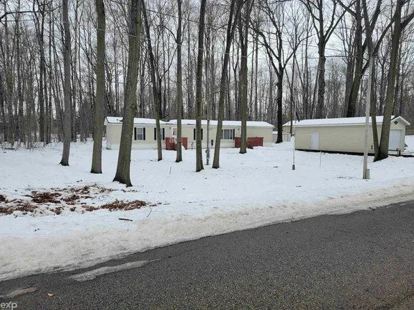 620 Woodland Dr, Lake, MI 48632