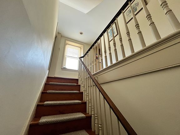 3rd image of 915 E Butler Pike Floor 2