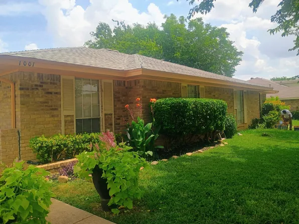 1001 Hunters Creek Dr, Desoto, TX 75115