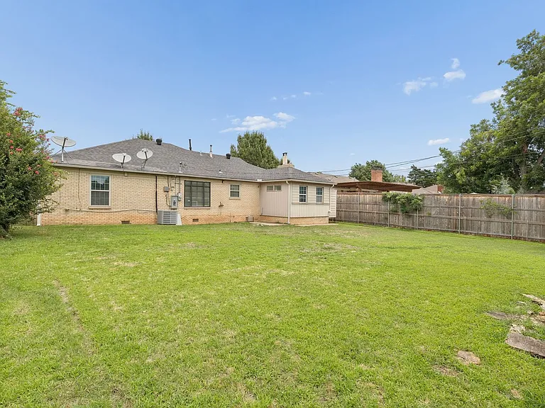 1108 Larchmont Ln — Photo 46