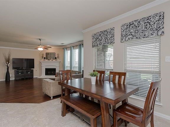 5th image of 215 Saratoga Dr