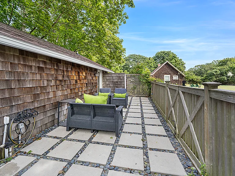 Ponquogue Ave — Photo 36