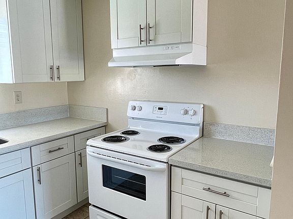 5th image of 861 N Raymond Ave #4