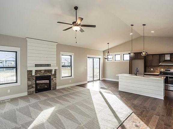 3rd image of 318 33rd St SE