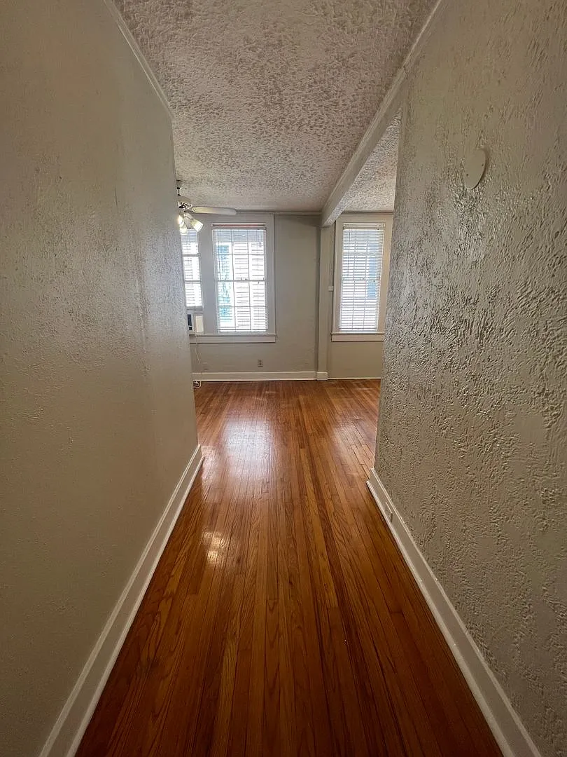 1BD/1BA Uptown, ON Napoleon Ave. — Photo 3