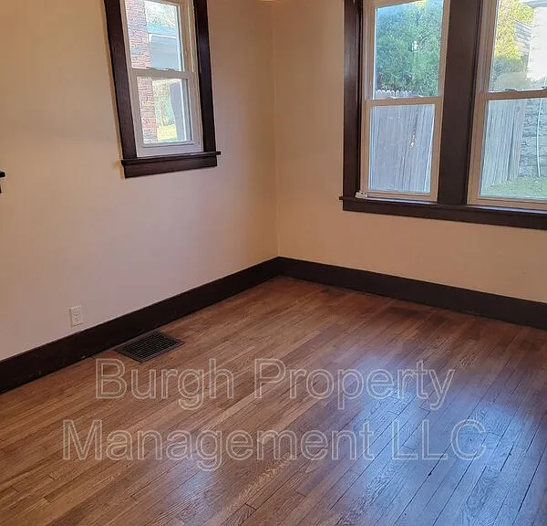 1316 Justine St — Photo 6
