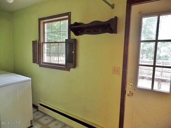 4th image of 17335 Valley Dr