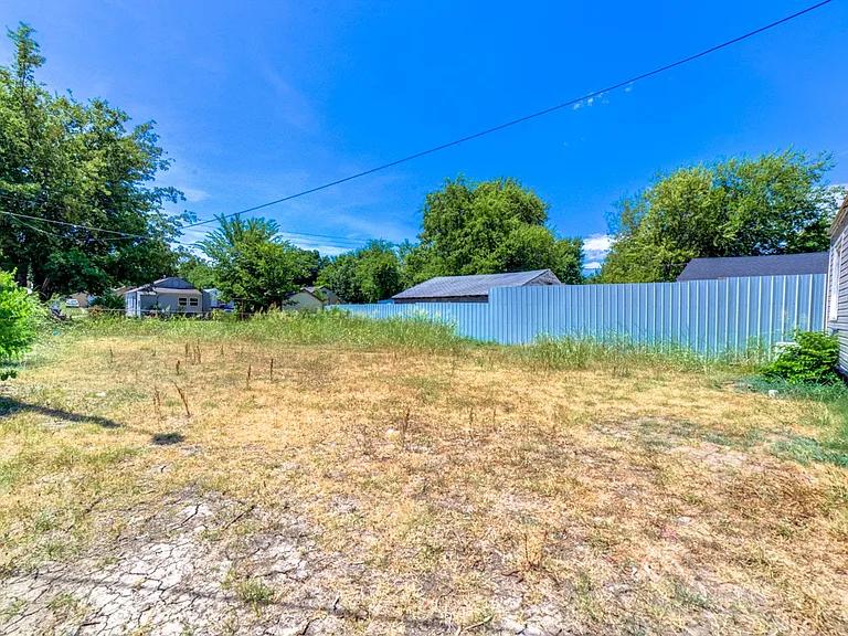 1020 E Apache St — Photo 16