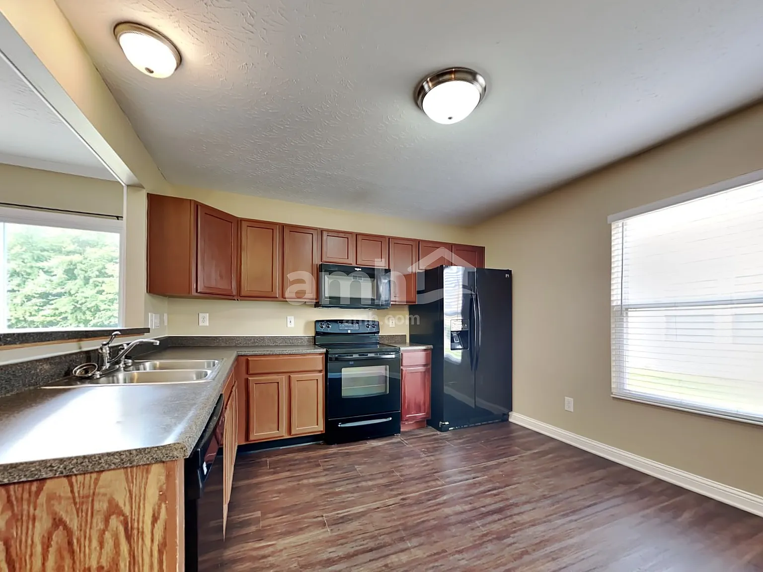 3 bed, 2.5 bath, 1594 sqft, $2,340 — Photo 3