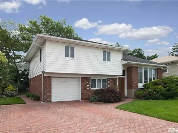 339 Ribbon St, Franklin Square, NY 11010