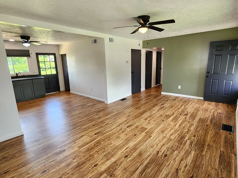 213 Victoria Dr — Photo 2