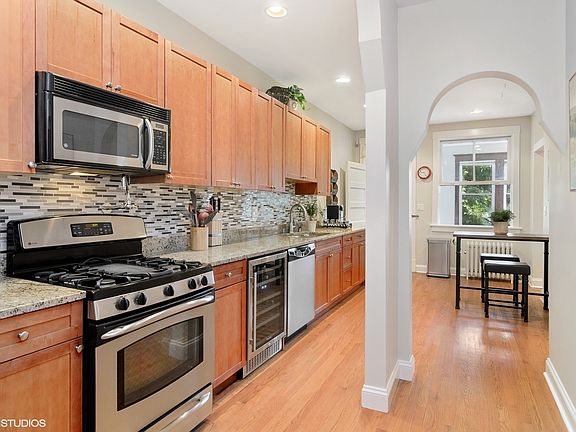 5th image of 1328 W Elmdale Ave
