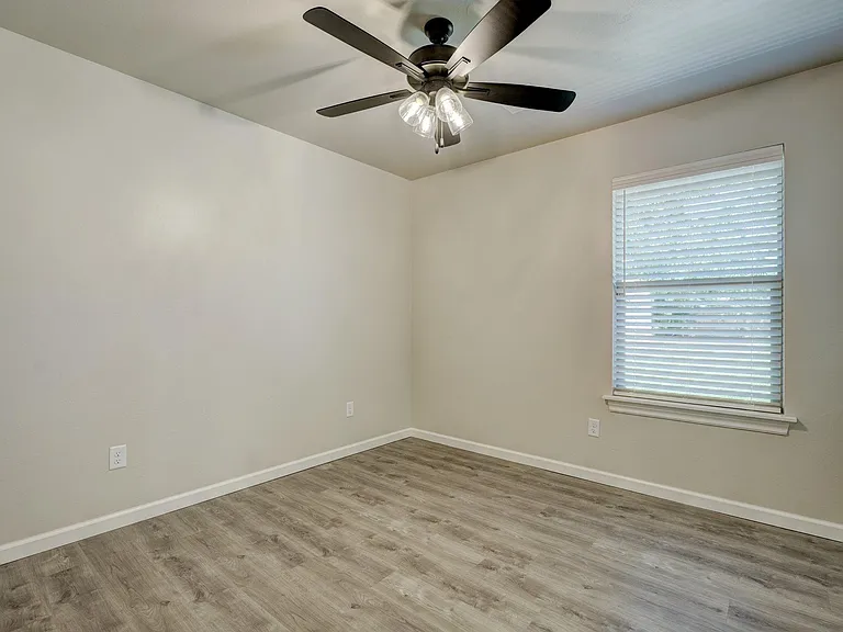 213 W Thatcher St — Photo 13