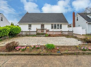24 Ferney St, Hicksville, NY 11801