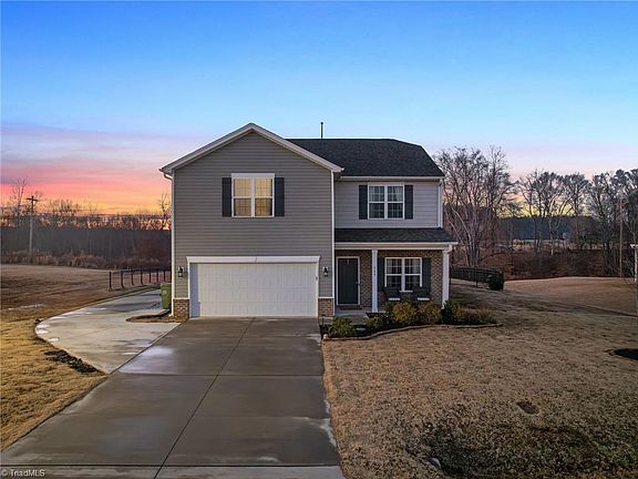 3rd image of 388 Altavista Dr